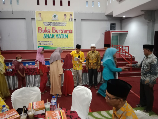 DPD Partai Golkar Dharmasraya, bersama seluruh kader, dan simpatisan saat menggelar buka bersama dengan Wartawan bersatu, serta anak yatim, janda tua, dan fakir miskin