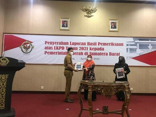 Wali Kota Sawahlunto Deri Asta menerima Opini WTP dari Kepala BPK Perwakilan Sumbar Yusna Dewi. Ini Merupakan WTP Ketujuh Berturut Turut