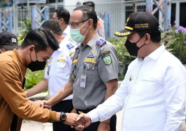 Wawako Asrul didampingi Kadishub Arkes Refagus di terminal Busur, Rabu (27/4/2022) petang, sambut mahasiswa Padang Panjang mudik gratis.