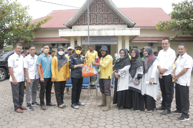 Bupati Kabupaten Limapuluh Kota, Safaruddin Dt. Bandaro Rajo menyerahkan Bantuan Sosial Tali Asih dari tim Safari Ramadhan BNI kepada petugas kebersihan (pasukan kuning) yang bertugas di Kota Sarilamak dan sekitarnya.