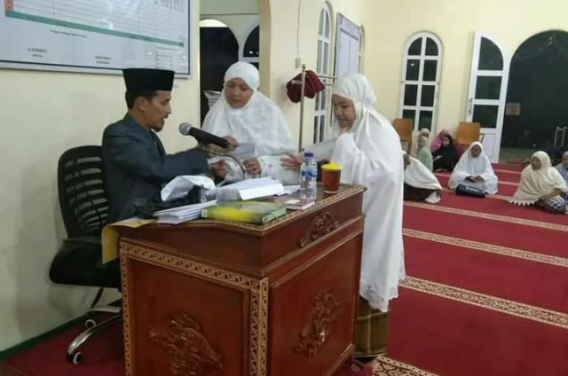 Pengurus Mesjid Nurul Furqan saat menyalurkan bantuan untuk fakir miskin, Kamis (28/4/2022) kemaren malam.