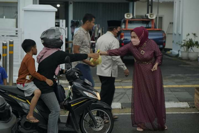 Wawako Asrul didampingi Istri saat berbagi takjil Pabukoan depan Rudin Wawako.