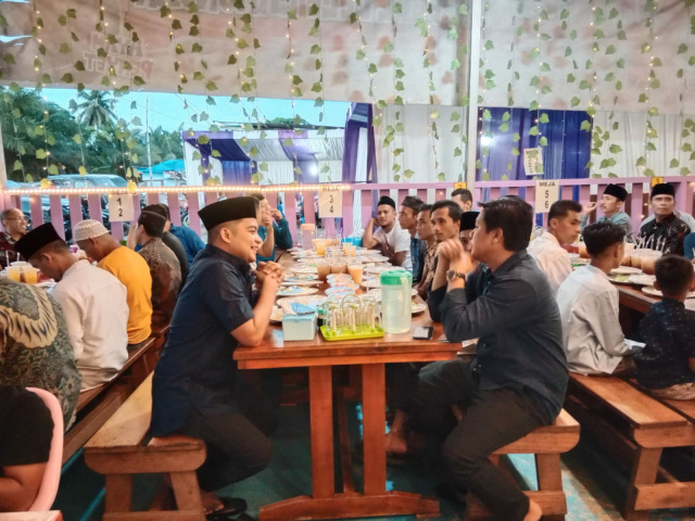 DPD PAN Kabupaten Dharmasraya, saat menggelar Bukber dengan seluruh kader dan simpatisan.