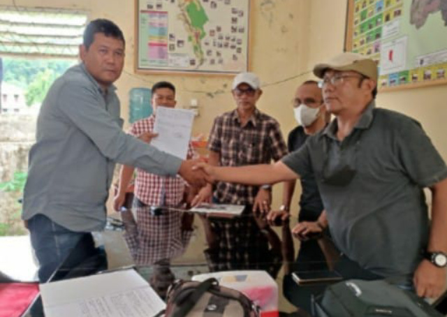 Proses Mediasi Hendra Idris dan Tumpak Abdurrahman di Kantor PWI Kota Sawahlunto, Kamis (28/4)