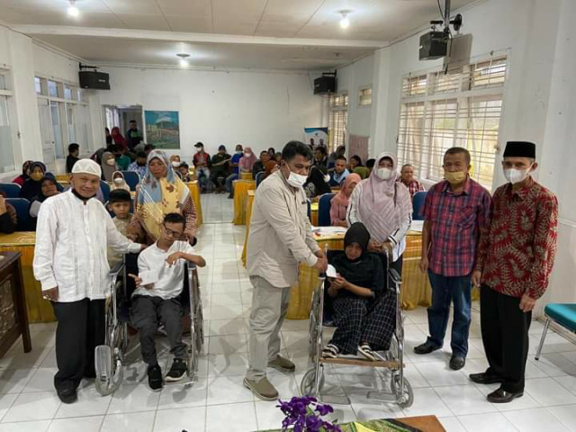 Suasana penyaluran bantuan oleh Baznas Padang Panjang.