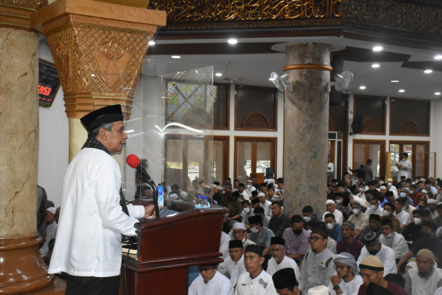 Dirut PT Semen Padang Asri Mukhtar memberi sambutan jelang Salat Idul Fitri di Masjid Jabal Rahmah, Senin.