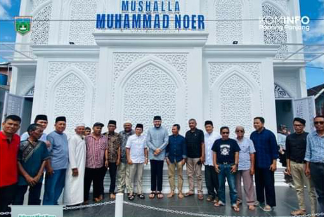 Wako Fadly diabadikan bersama tokoh warga Tanah Hitam depan Mushalla Muhammad Noer Desa Baru.