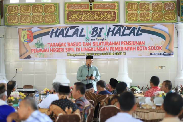 Wali Kota Solok Zul Elfian Umar dihadapan para pensiunan.