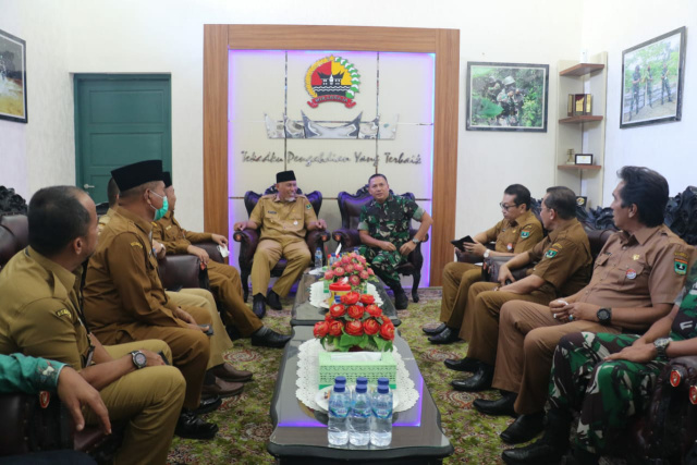 Gubernur Sumbar Mahyeldi saat bersilaturahmi ke Danrem 032/WBR
