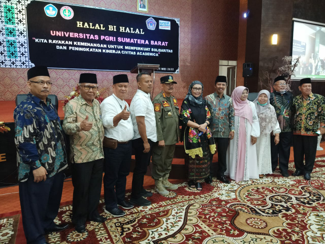 Usai ceramah Ketua PB Pusat PGRI foto bersama dengan rektor dan undangan