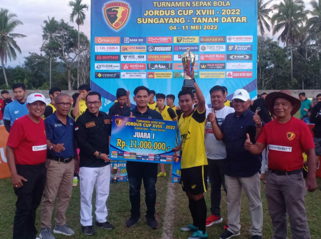 Bupati Eka Putra serahkan piala Jordus Cup XVIII pada kapten tim Persiju Telabang (Sijunjung).