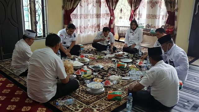 Bupati Dharmasraya Sutan Riska Tuanku Kerajaan, saat mengunjungi kediaman Sekda daerah mekar itu.