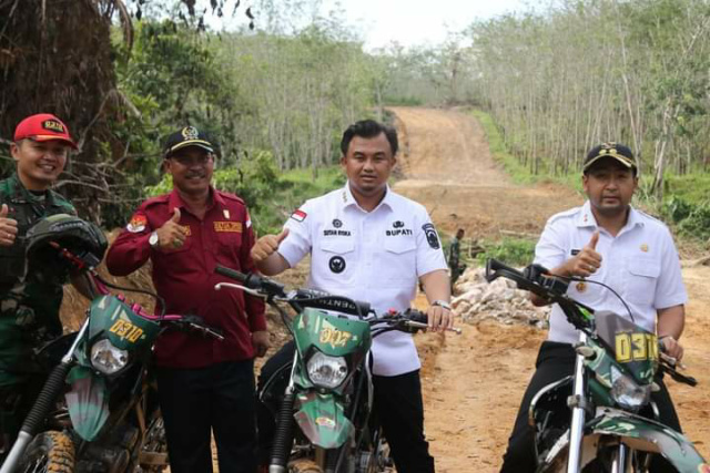 Wakil Gubernur Audi Joinaldy saat menghadiri pembukaan TMMD di Kabupaten Dharmasraya