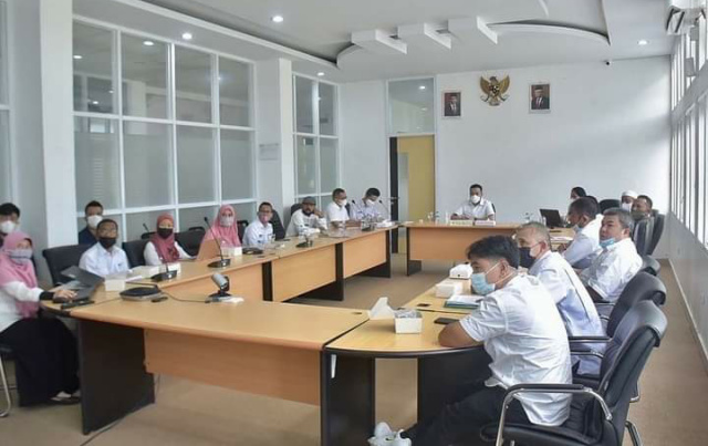 Walikota Padang Panjang Fadly Amran saat pertemuan dengan Dinas terkait yang juga dihadiri Ketua Asosiasi Bank Sampah Indonesia (ASOBSI), Wilda Yanti