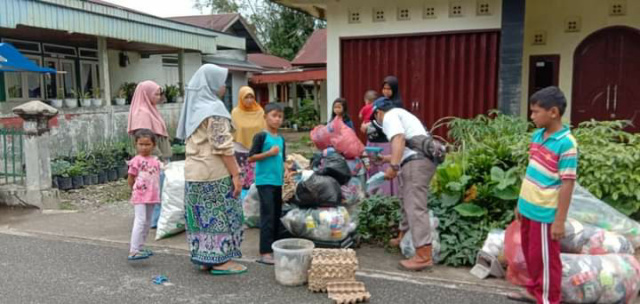 Petugas Bank Sampah Sarunai saat kumpulkan sampah warga.