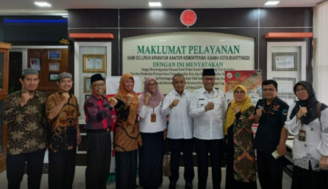 Wawako Bukittinggi Marfendi bersama angota DPD RI Muslim yatin dan Jajaran Kamenag Bukittinggi (11/05/2022)