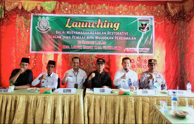 Bupati Sijunjug dan Kajari, foto bersama Walinagari Lalan, Camat dan Kapolsek Lubuak Tarok, usai melaunching RJ di Nagari Lalan