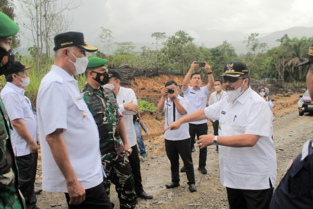 Gubernur Sumbar, Mahyeldi dan Bupati Pasaman, Benny Utama saat tinjau lokasi jalan Bonjol-Suliki