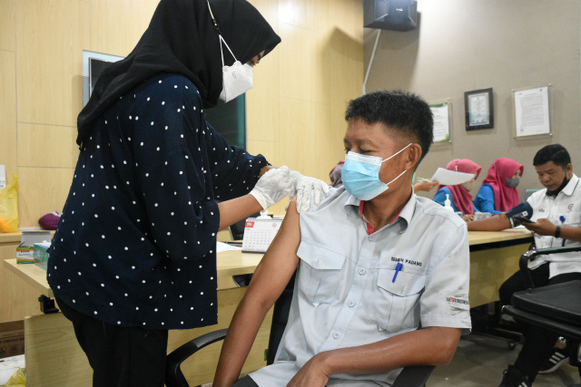 Vaksinasi booster di Semen Padang