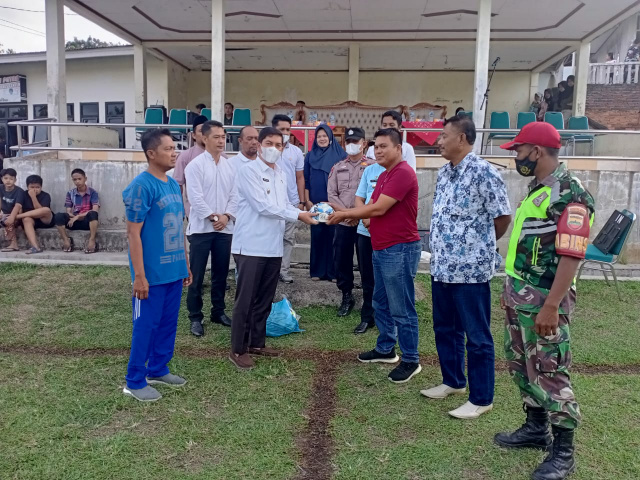Wako Deri Asta Serahkan Bola Tanda Dimulainya Talawi Putra Cup U 15 Piala Adinegoro di lapangan Bola Talawi Jumat (13/5)