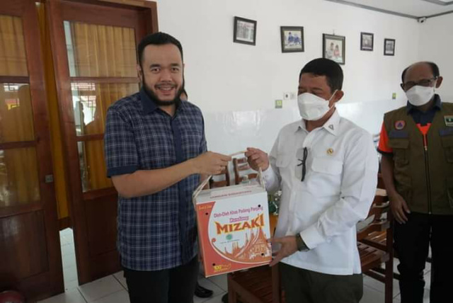 Wako Fadly saat serahkan cinderamata pada Kepala BNPB Indonesia, Sabtu (14/5/2022) siang di restauran Sate Mak Syukur.