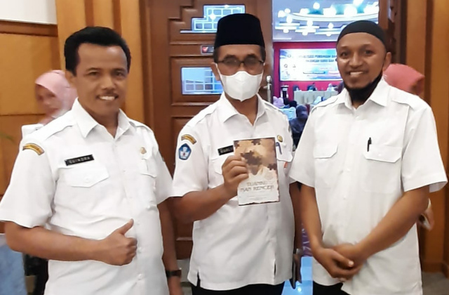 Irwan Setiawan (Kanan) penulis Buku Tuanku Nan Renceh bersama Kadisdik Sumbar Barlius (tengah) dan Kabid Tendik Disdik Suindra (kiri)