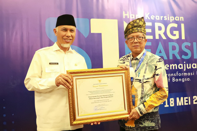 Gubernur Sumbar Mahyeldi saat terima penghargaan