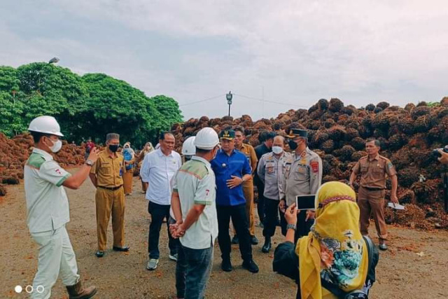 Bupati Dharmasraya Sutan Riska Tuanku Kerajaan didampingi Kapolres Dharmasraya AKBP Nurhadiansyah saat Sidak ke PKS berada di Daerah anyar itu