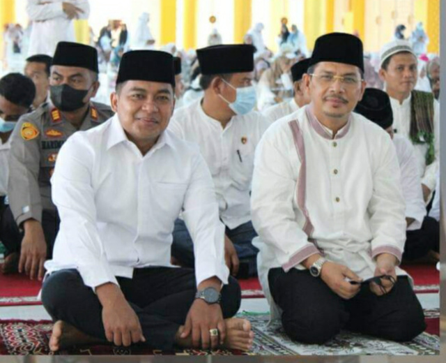 Pimpinan DPRD Dharmasraya, Ir. H. Adi Gunawan, M. M, kanan, dan Ade Sudarman, S. Pd, kiri.