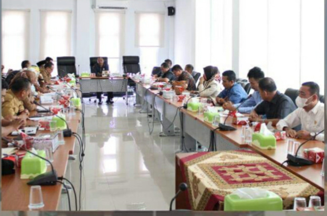 Suasana pembahasan Ranperda tentang penataan pemakaman umum