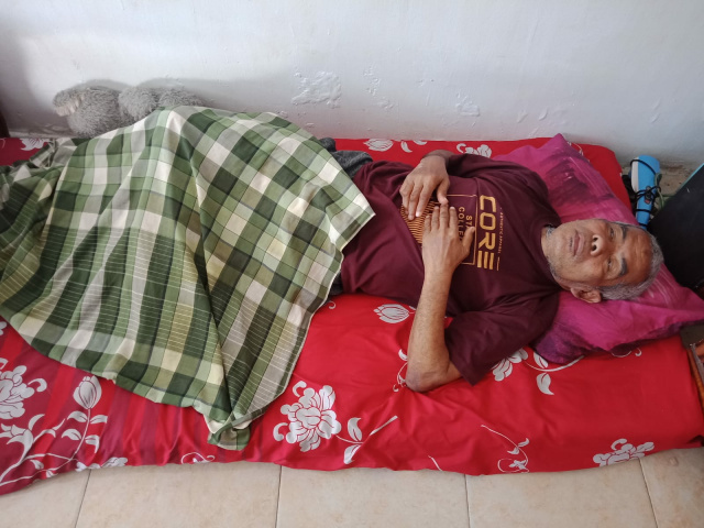 Sadran terbaring lemah di rumah anaknya di Perumahan Griya Setia Persada Blok F1 no.10, Jalan Teropong Kota Pekanbaru
