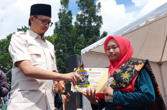 Wako Erman Safar serahkan hadiah kepada pemenang Festival Gadih Minang Marandang Sabtu (21/05/2022)