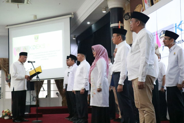Gubernur Sumatera Barat (Sumbar) Buya Mahyeldi, melantik anggota Komite Daerah Ekonomi dan Keuangan Syariah (KDEKS)