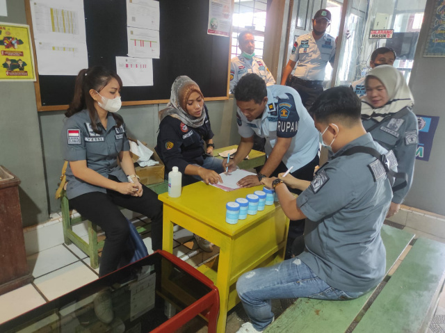 Petugas Lapas Kls II A Bukitringgi lakukan tes Urine