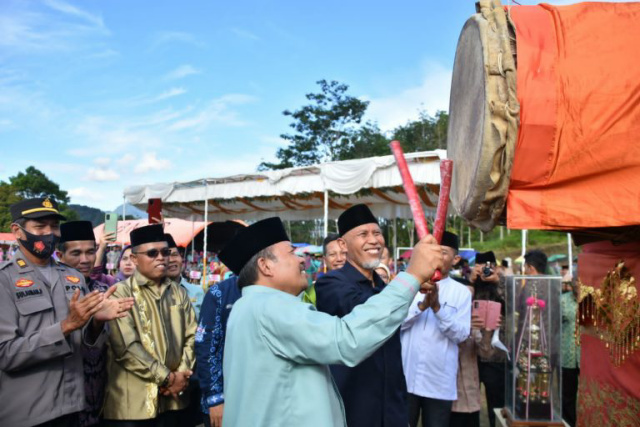 Gubernur Sumbar, Mahyeldi didampingi Bupati Agam, Andri Warman saat membuka MTQ Nasional ke XL tingkat Kabupaten Agam