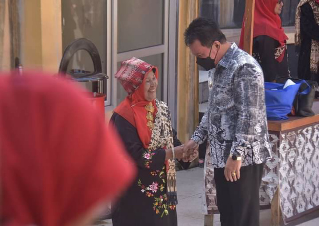 Wawako Asrul saat salaman dengan salah seorang Bundo Kanduang.