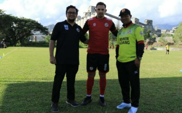 Silvio Escobar (tengah), bersama pelatih kepala SPFC saat mengikuti latihan perdana