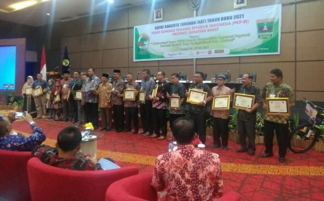 Suasana penyerahan piagam pada Koperasi terbaik.