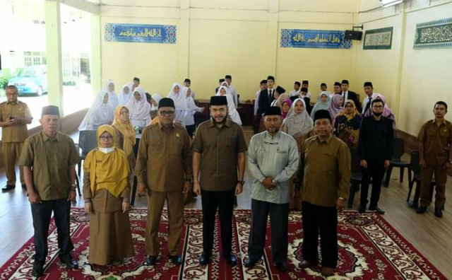 Wako Fadly Amran poto bareng pengurus Thawalib Gunuang usai serahkan bantuan hibah, Senin (30/5/2022).