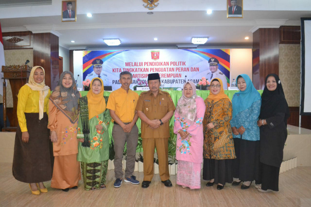 Foto bersama Bupati Agam, Dr H Andri Warman saat pelatihan peningkatan SDM Bacaleg perempuan