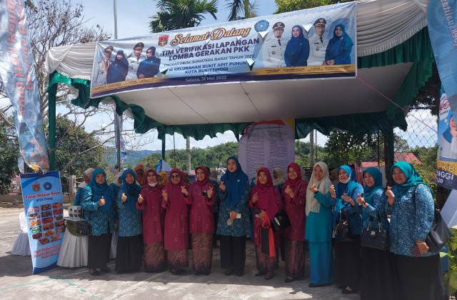 Foto Tim Penilai PPK Propinsi Sumar lakukan penilaian PKK Bukit Apit Bukittinggi Selasa (31/05/2022)