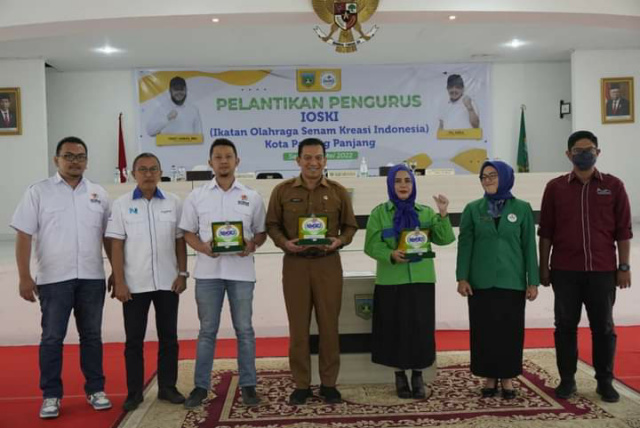 Pengurus IOSKI Kota Padang Panjang poto bareng Sekko Sony B Putra usai dikukuhkan, Selasa (31/5/2022).
