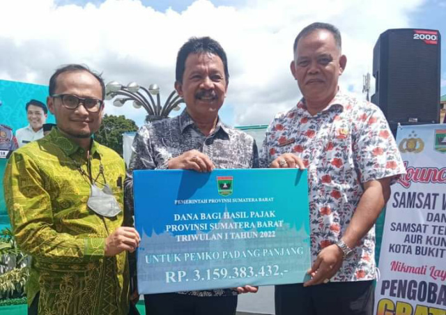 Wawako Asrul poto bareng Kepala BPKAD Winarno Dahlan dan Kepala Samsat usai penyerahan dana bagi hasil, Sabtu kemaren.