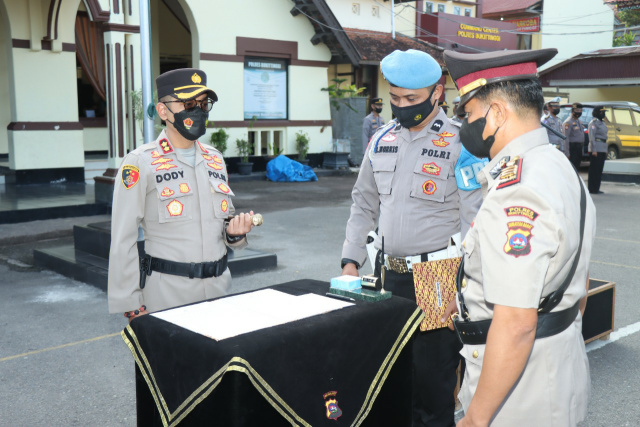 Kapolres Bukitttinggi saat memimpin sertijab di halaman Polres Bukittinggi, Senin (06/06)
