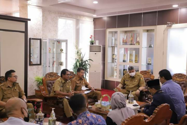 Wali Kota Zul Elfian ketika beraudensi dengan Ketua KPU Asraf Danil.