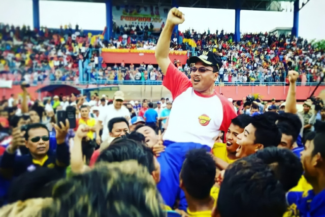 Irfendi Arbi ketika selebrasi medali emas cabang sepak bola di Porprov Kota Padang