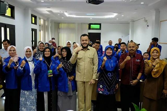 Wako Fadly poto bareng peserta pelatihan bagi pemilik home stay, Selasa (7/6/2022) di aula hotel Pangeran.