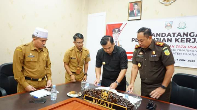 Bupati Dharmasraya Sutan Riska Tuanku Kerajaan dan Kepala Kejari Dharmasraya M. Haris Abdullah, saat menandatangani MoU perdata dan TUN.
