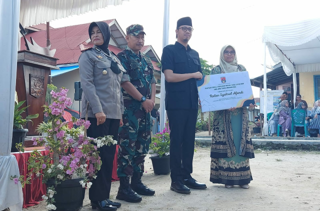 Wako Bukittinggi Erman Safar berikan bantuan untuk perbaikan RTLH