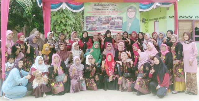Anggota DPRD Pasaman, Yulius Erita bersama para kader posyandu dan ibu-ibu